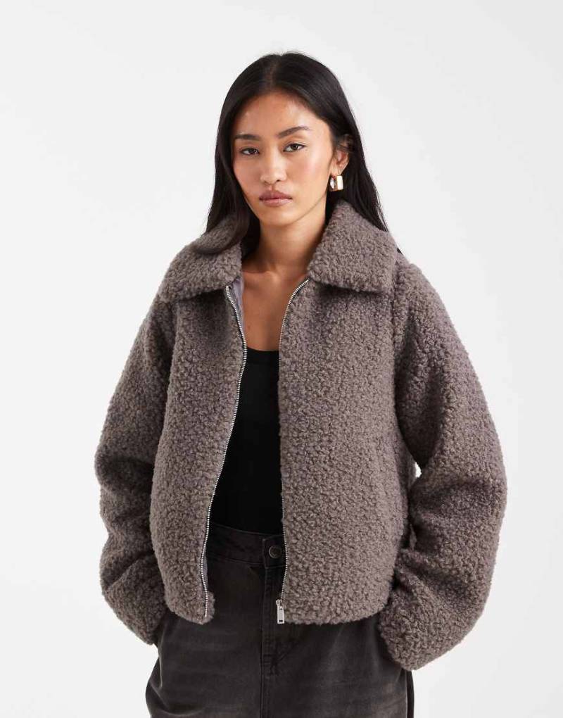 Threadbare - Kurze Jacke aus Teddystoff in Grau Threadbare - Kurze Jacke aus Teddystoff in Grau von Threadbare