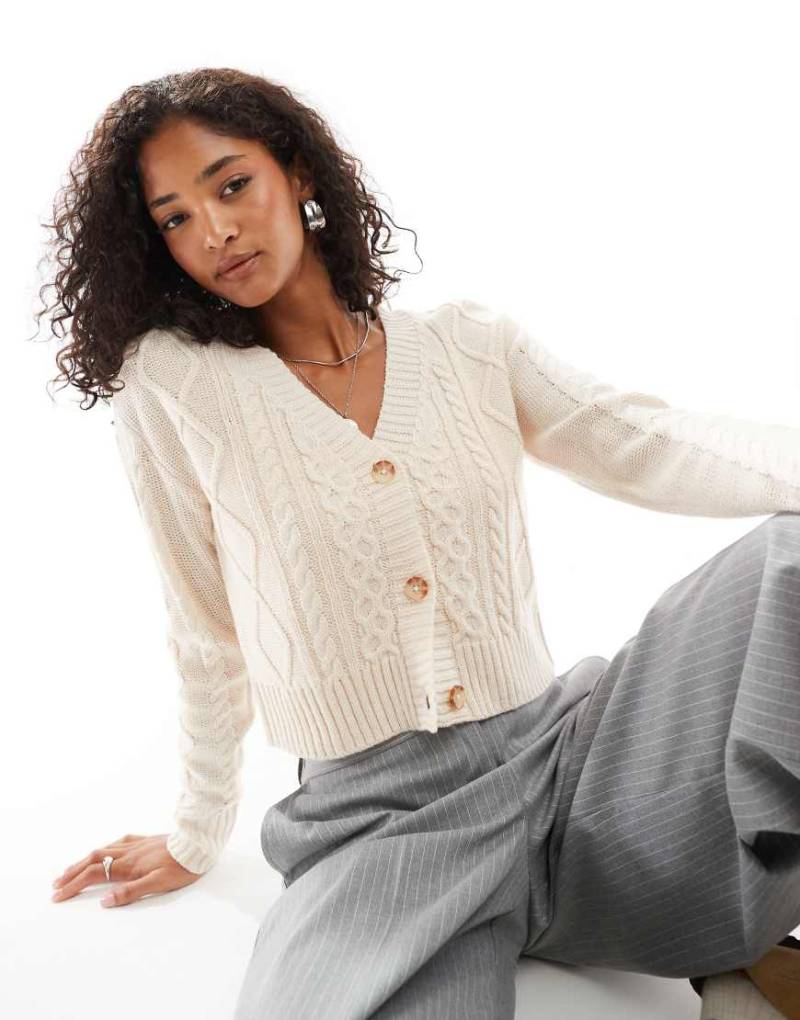 Threadbare - Kurze Strickjacke in Cremeweiß mit Zopfmuster von Threadbare