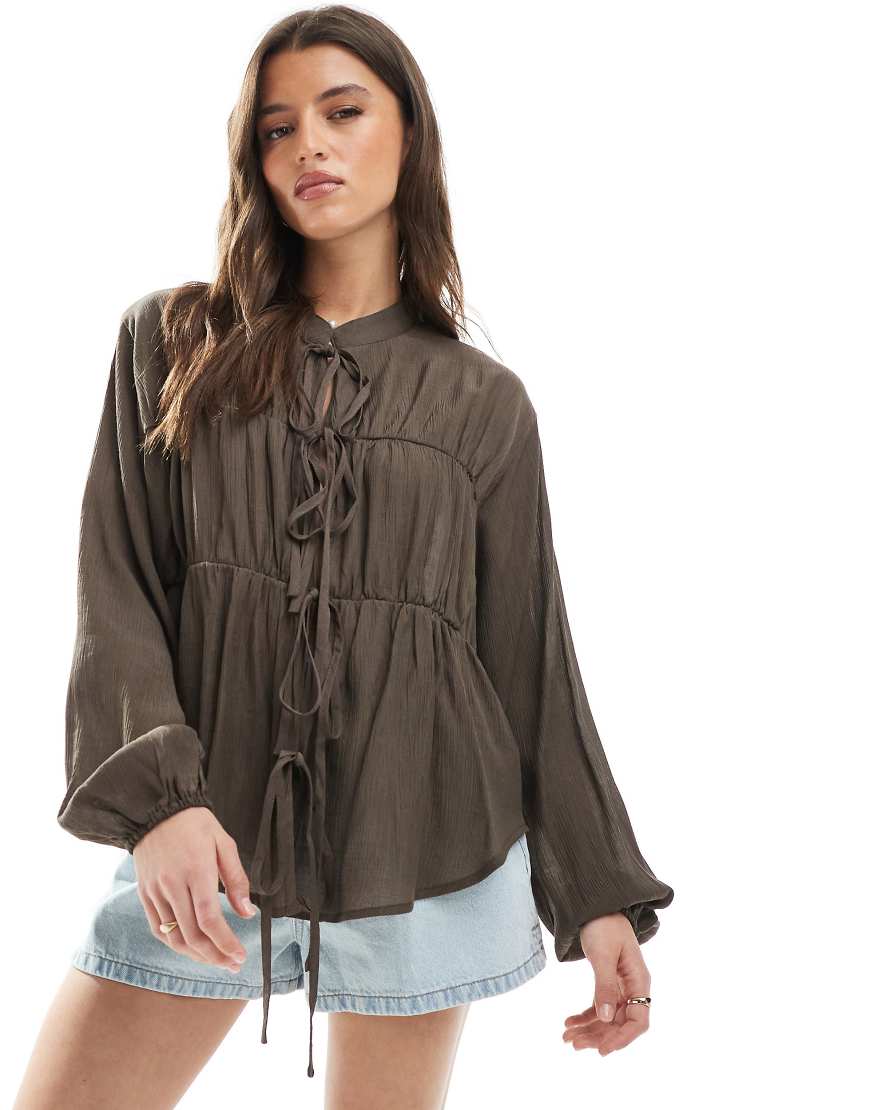 Threadbare - Langärmlige Bluse in Braun mit gebundener Vorderseite Threadbare - Langärmlige Bluse in Braun mit gebundener Vorderseite von Threadbare