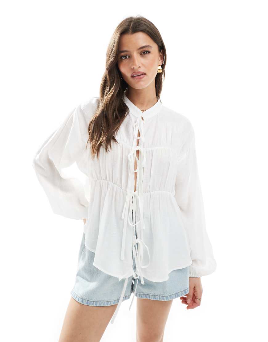 Threadbare - Langärmlige Bluse in Weiß mit gebundener Vorderseite Threadbare - Langärmlige Bluse in Weiß mit gebundener Vorderseite von Threadbare