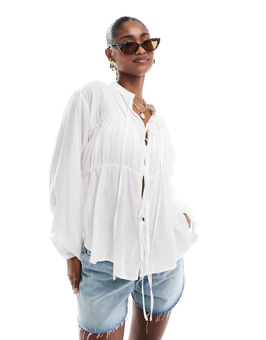 Threadbare - Langärmlige Bluse in Weiß mit gebundener Vorderseite Threadbare - Langärmlige Bluse in Weiß mit gebundener Vorderseite von Threadbare