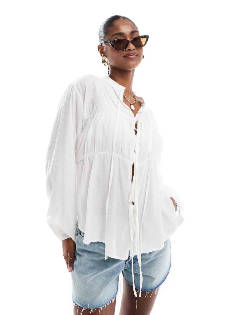 Threadbare - Langärmlige Bluse in Weiß mit gebundener Vorderseite von Threadbare