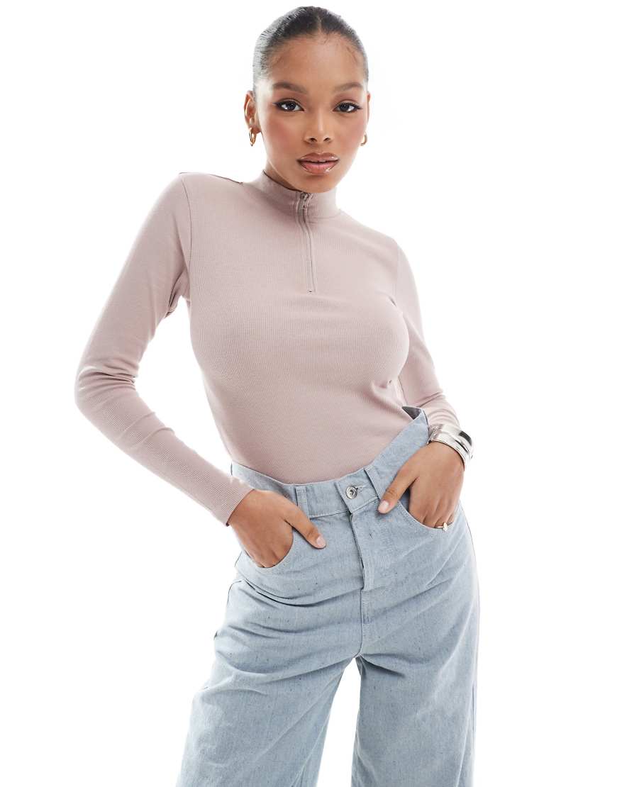 Threadbare - Langärmliger, hochgeschlossener Body in Taupe mit Halbreißverschluss und Rippenstruktur-Neutral Threadbare - Langärmliger, hochgeschlossener Body in Taupe mit Halbreißverschluss und Rippenstruktur-Neutral von Threadbare