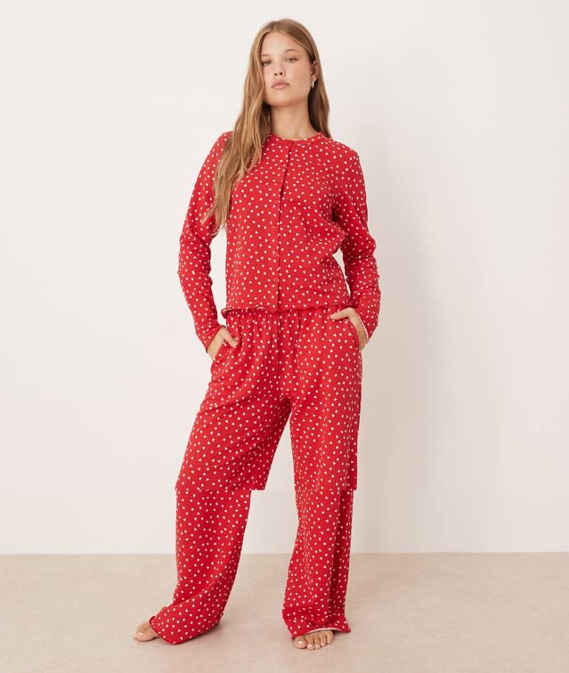 Threadbare - Langärmliger Pyjama in Rot mit Knopfleiste und Herzprint von Threadbare