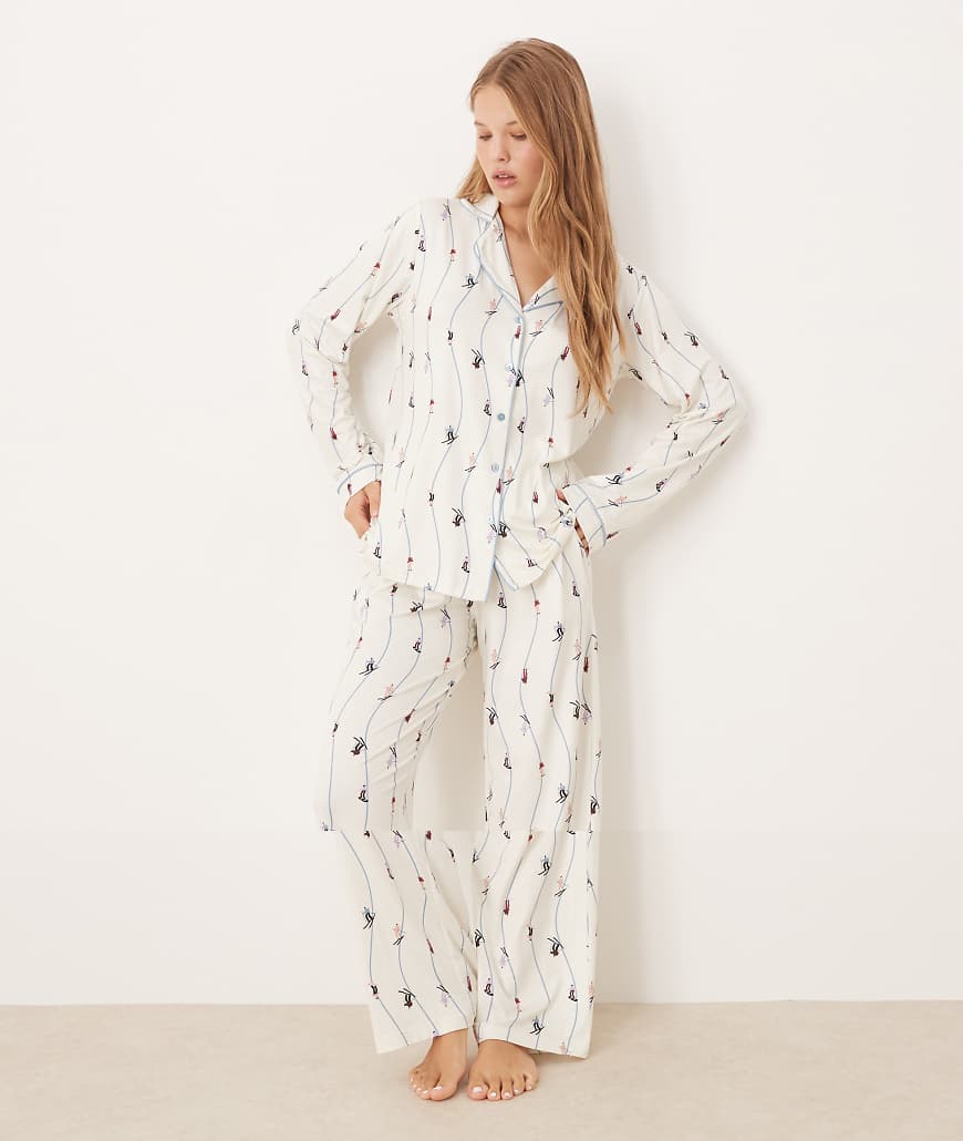 Threadbare - Langärmliger Pyjama in Weiß und Blau mit Knopfleiste und Ski-Printmuster Threadbare - Langärmliger Pyjama in Weiß und Blau mit Knopfleiste und Ski-Printmuster von Threadbare