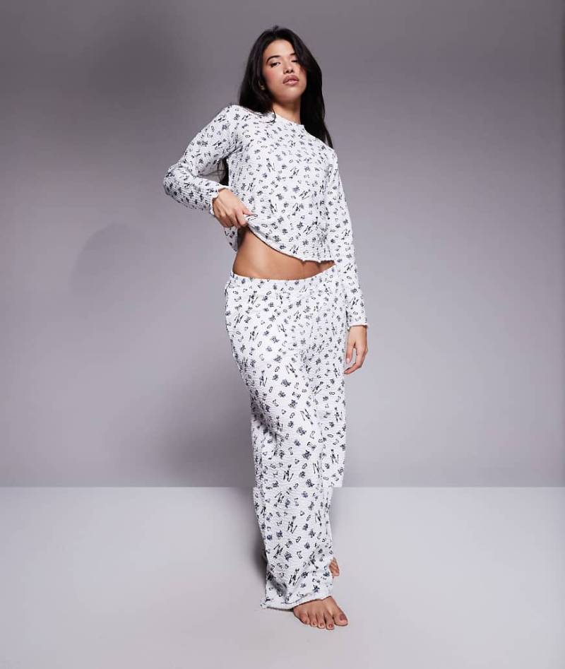 Threadbare - Langärmliger Pyjama in Weiß und Blau mit Rollsaum und Ski-Printmuster von Threadbare