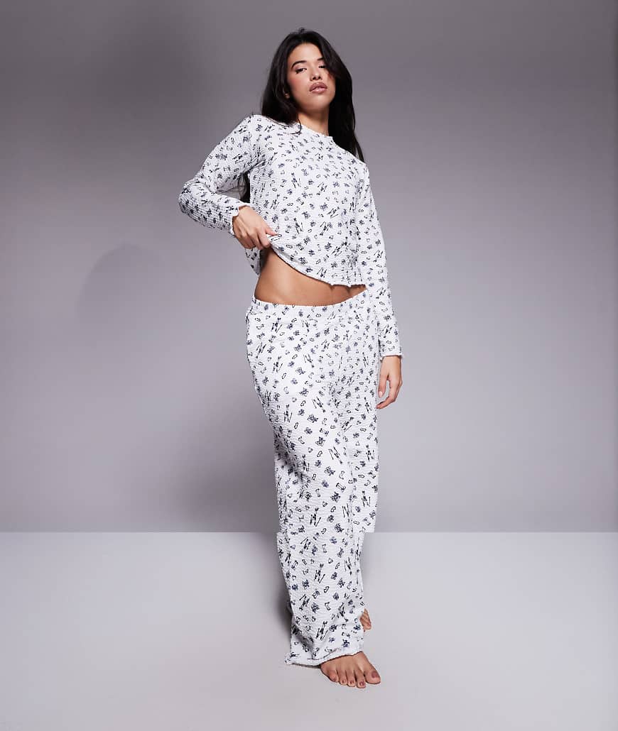 Threadbare - Langärmliger Pyjama in Weiß und Blau mit Rollsaum und Ski-Printmuster von Threadbare