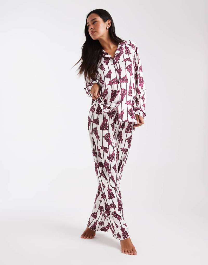 Threadbare - Langärmliger Pyjama in Weiß und Burgunderrot mit Weihnachtsbaummotiv von Threadbare