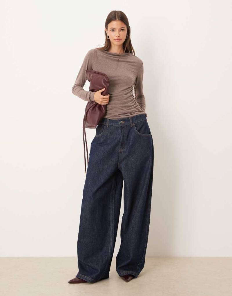 Threadbare - Langärmliges Jersey-Oberteil in Braun mit U-Boot-Ausschnitt und Drapierung vorne-Brown von Threadbare