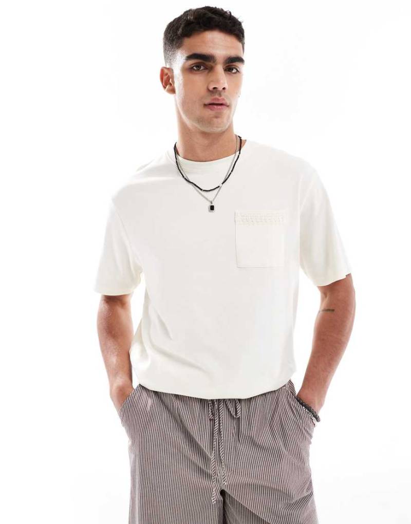 Threadbare - Locker geschnittenes T-Shirt in Ecru mit Taschendetail-Neutral von Threadbare