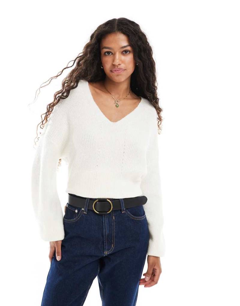 Threadbare - Lockerer, flauschiger Pullover in gebrochenem Weiß mit V-Ausschnitt von Threadbare
