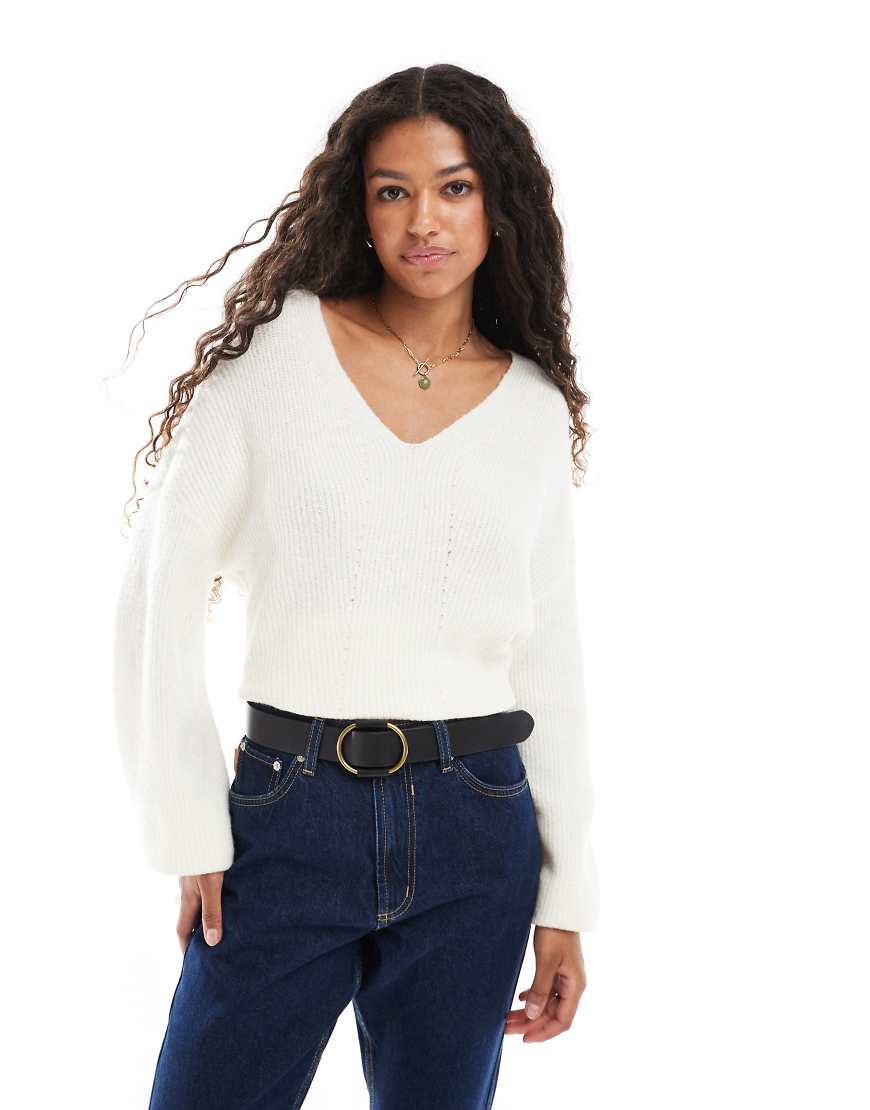 Threadbare - Lockerer, flauschiger Pullover in gebrochenem Weiß mit V-Ausschnitt Threadbare - Lockerer, flauschiger Pullover in gebrochenem Weiß mit V-Ausschnitt von Threadbare