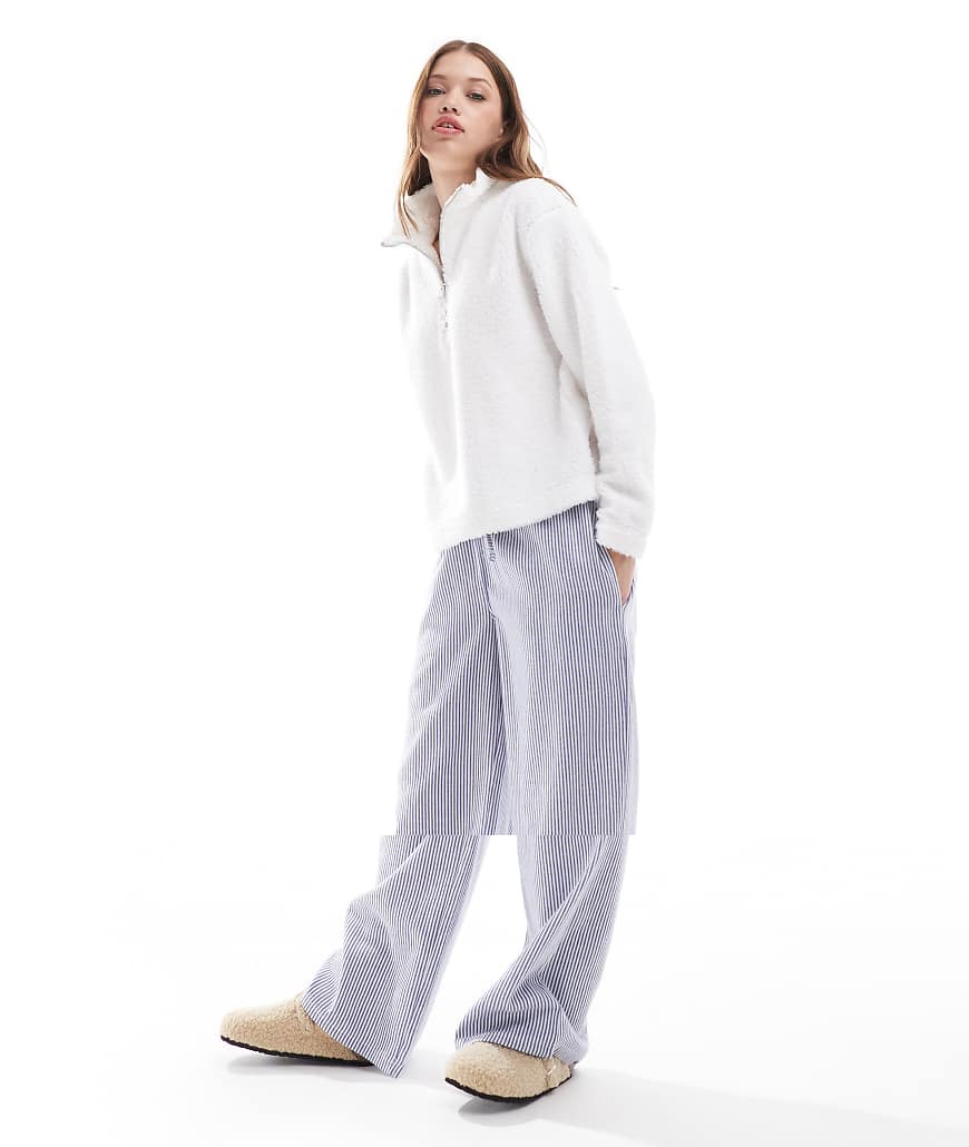 Threadbare - Lounge-Set mit gestreifter Hose und Pullover aus Teddyfell in Weiß mit kurzem Reißverschluss-Neutral Threadbare - Lounge-Set mit gestreifter Hose und Pullover aus Teddyfell in Weiß mit kurzem Reißverschluss-Neutral von Threadbare