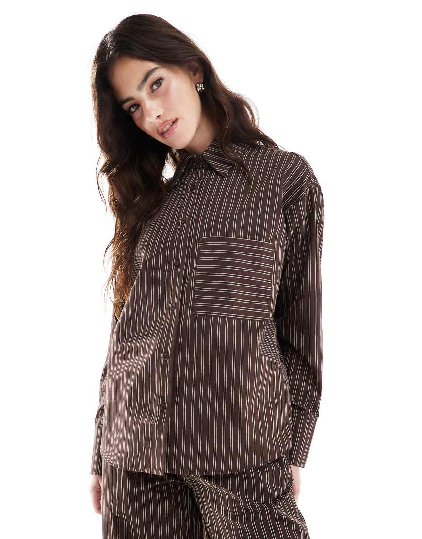 Threadbare - Oversize-Hemdbluse in Braun gestreift, Kombiteil Threadbare - Oversize-Hemdbluse in Braun gestreift, Kombiteil von Threadbare