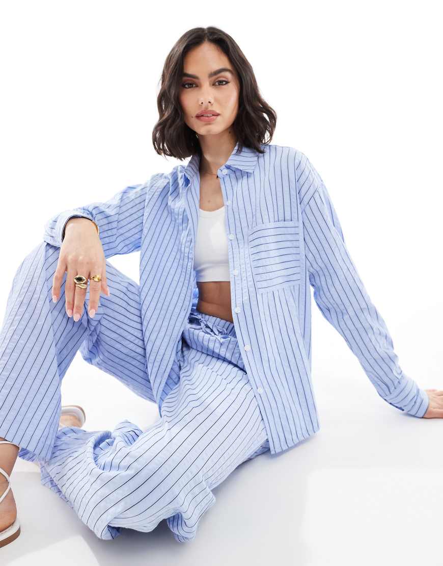 Threadbare - Oversize-Hemdbluse in gestreiftem Blau mit Button-Down-Kragen, Kombiteil Threadbare - Oversize-Hemdbluse in gestreiftem Blau mit Button-Down-Kragen, Kombiteil von Threadbare
