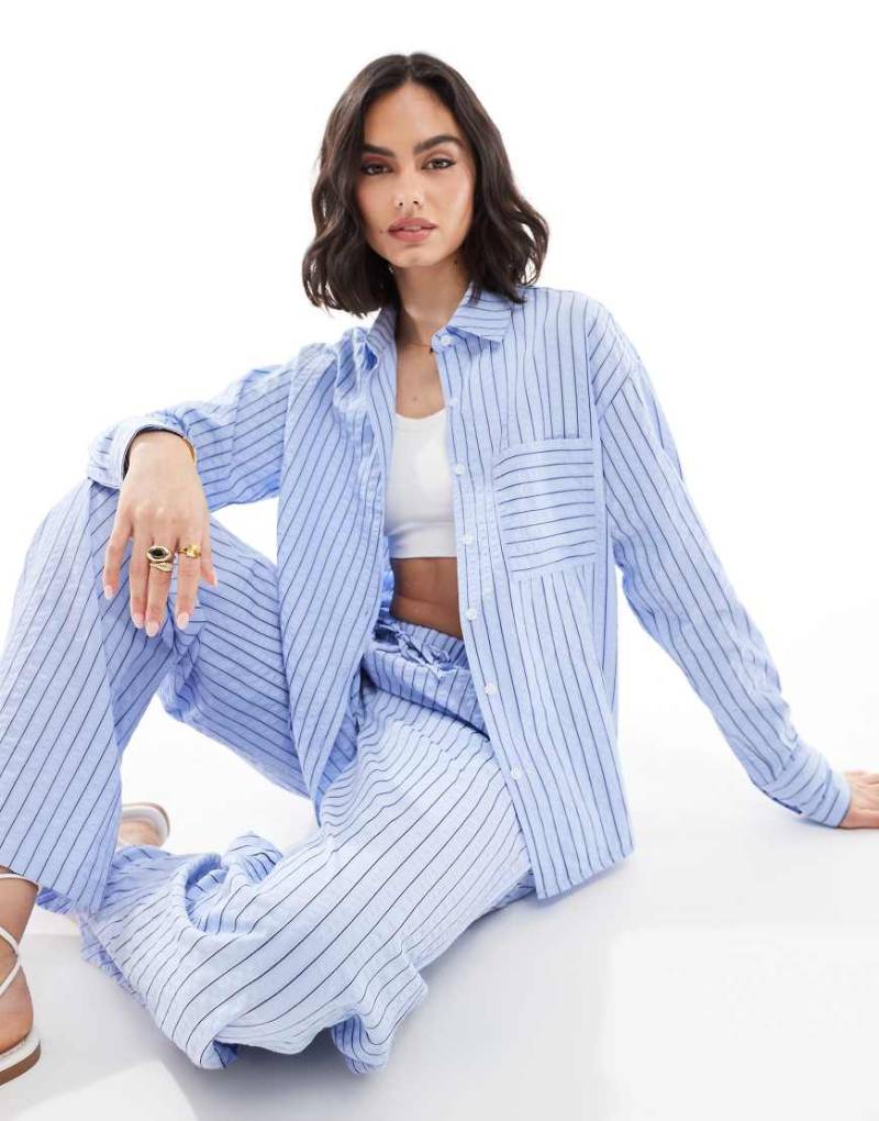 Threadbare - Oversize-Hemdbluse in gestreiftem Blau mit Button-Down-Kragen, Kombiteil von Threadbare
