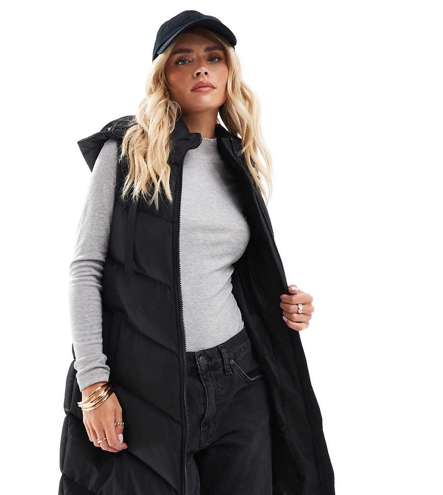 Threadbare Petite - Wattierte Longline-Weste in Schwarz mit Kapuze Threadbare Petite - Wattierte Longline-Weste in Schwarz mit Kapuze von Threadbare