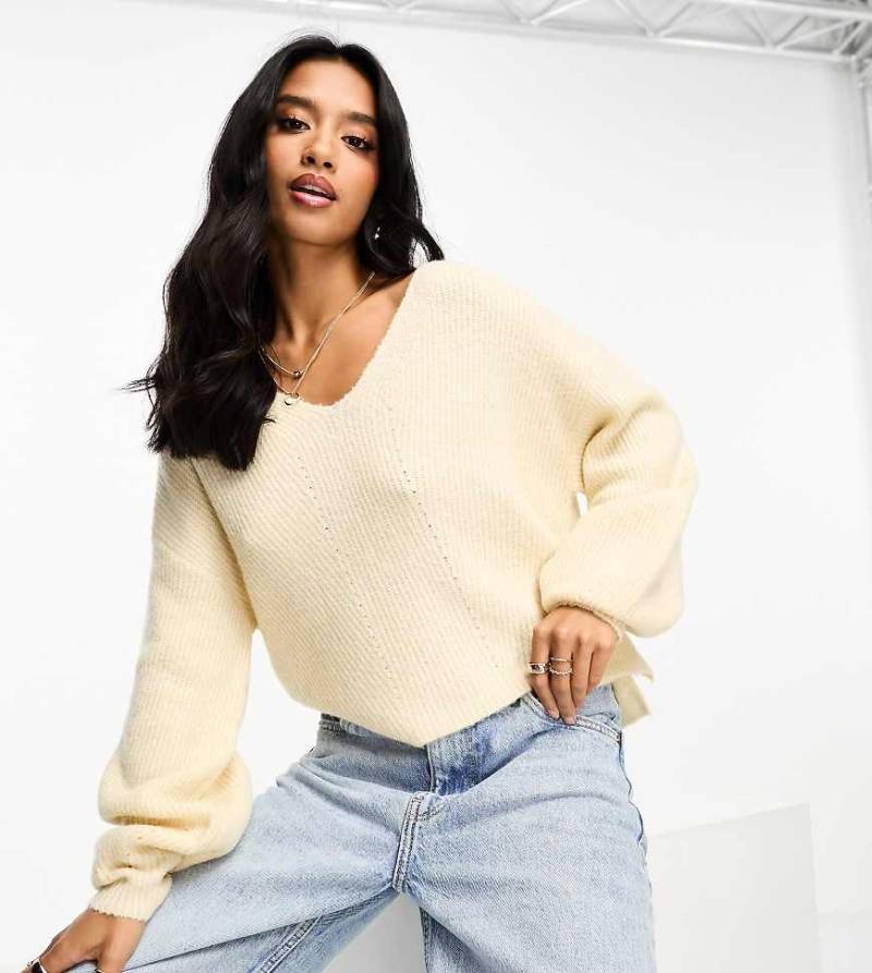 Threadbare Petite - Weiter flauschiger Pullover in gebrochenem Weiß mit V-Ausschnitt von Threadbare