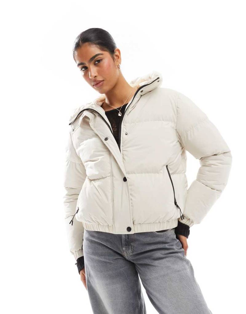 Threadbare - Puffer-Kurzmantel in Weiß mit Kapuze und Kontrast-Detail von Threadbare