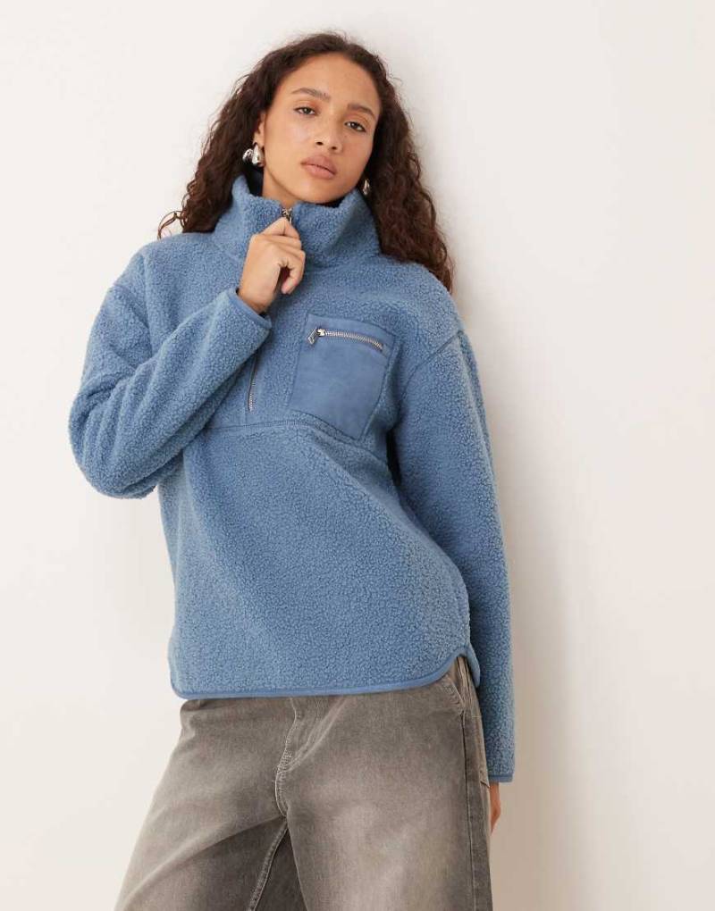 Threadbare - Pullover aus Teddyfleece in Blau mit kurzem Reißverschluss und Brusttasche von Threadbare