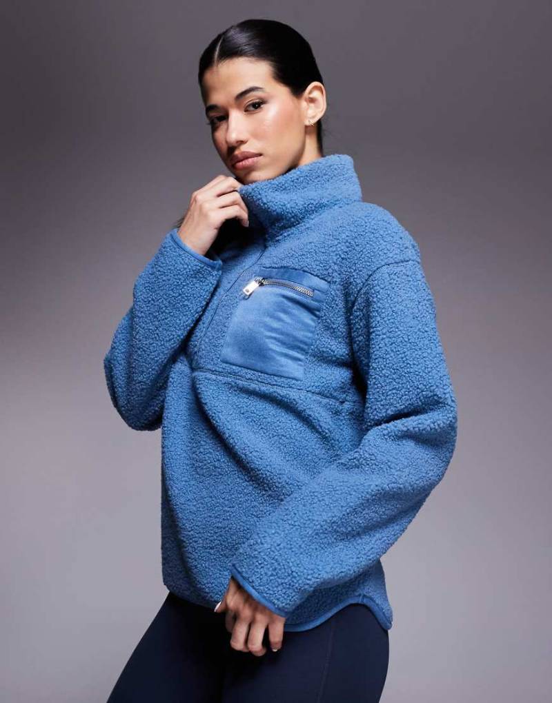 Threadbare - Pullover aus Teddyfleece in Blau mit kurzem Reißverschluss und Brusttasche von Threadbare