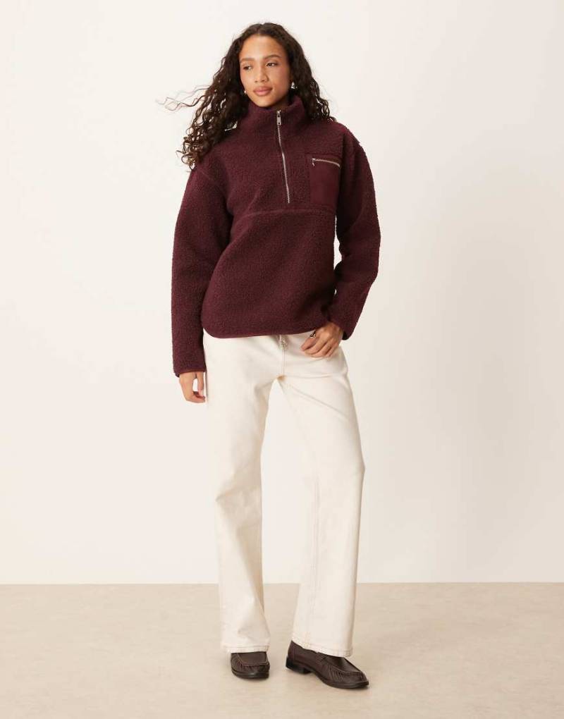 Threadbare - Pullover aus Teddyfleece in Feige mit kurzem Reißverschluss und Brusttasche-Rot von Threadbare