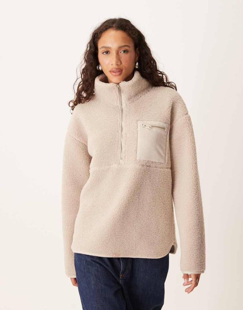 Threadbare - Pullover aus Teddyfleece in Pilzbraun mit kurzem Reißverschluss und Brusttasche-Weiß von Threadbare