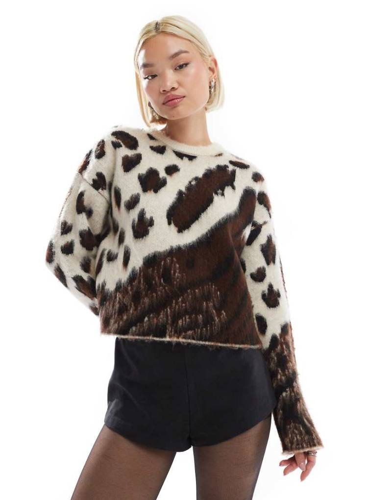 Threadbare - Pullover in Ecru mit Leopardenmuster und Rundhalsausschnitt-Weiß von Threadbare