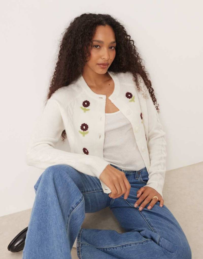 Threadbare - Pullover in Ecru mit Rundhalsausschnitt und Blumenstickerei-Weiß von Threadbare