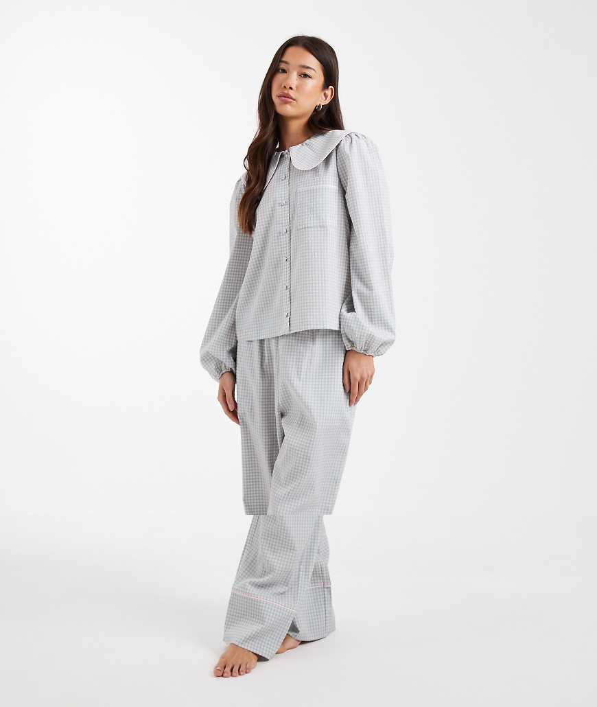 Threadbare - Pyjama aus Seersucker in Blau mit Vichy-Karos, bestehend aus Oberteil mit Bubikragen und Hose von Threadbare