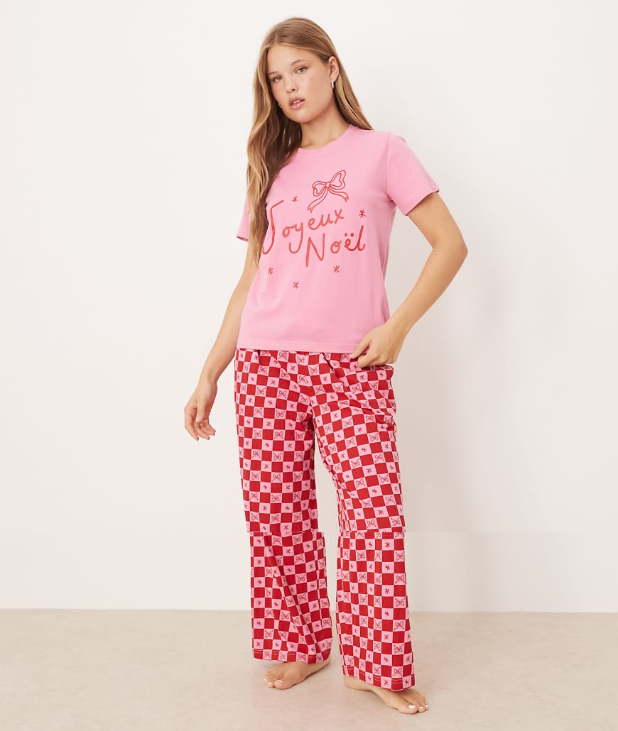 Threadbare - Pyjama in Rosa und Rot mit kurzärmligem Oberteil mit weihnachtlichem Print und gemusterter Hose von Threadbare