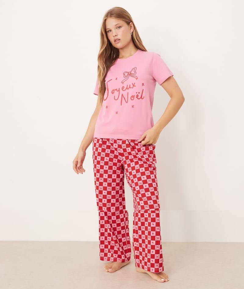 Threadbare - Pyjama in Rosa und Rot mit kurzärmligem Oberteil mit weihnachtlichem Print und gemusterter Hose von Threadbare