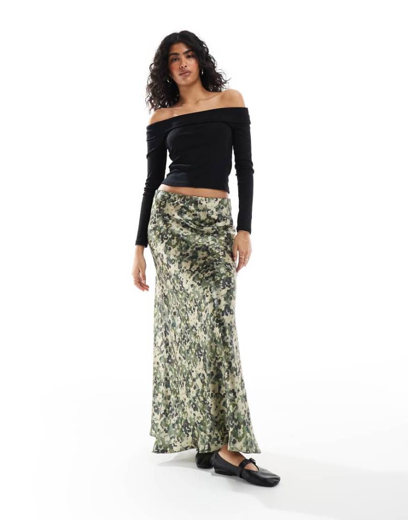 Threadbare - Satin-Maxirock in Khaki mit Digitalprint-Grün von Threadbare