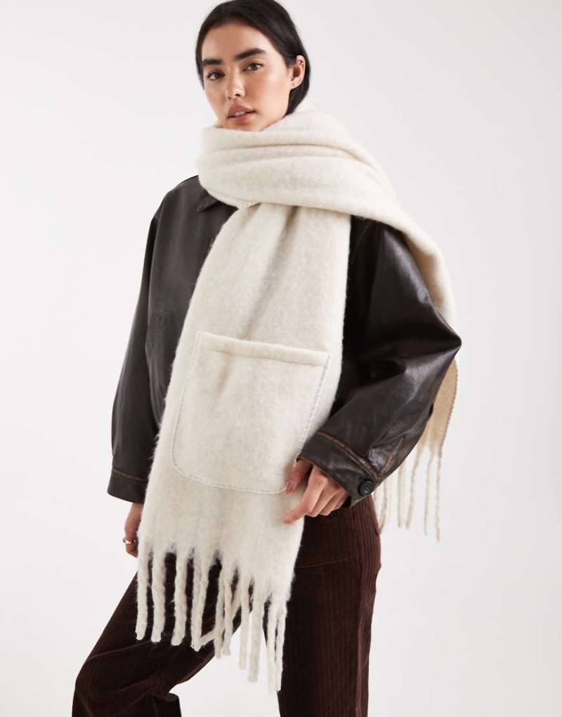 Threadbare - Schal in Ecru mit Tasche-Weiß Threadbare - Schal in Ecru mit Tasche-Weiß von Threadbare