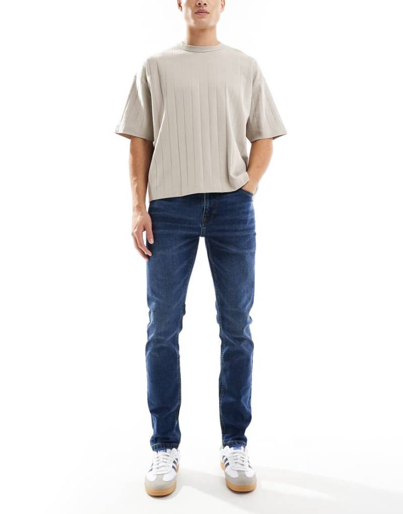 Threadbare - Schmal geschnittene Jeans in mittelblauer Waschung von Threadbare
