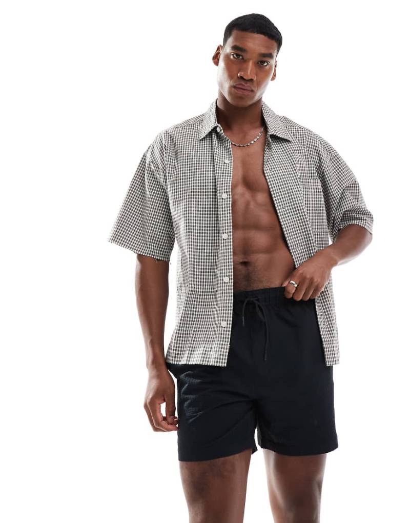 Threadbare - Seersucker-Badeshorts in Schwarz von Threadbare