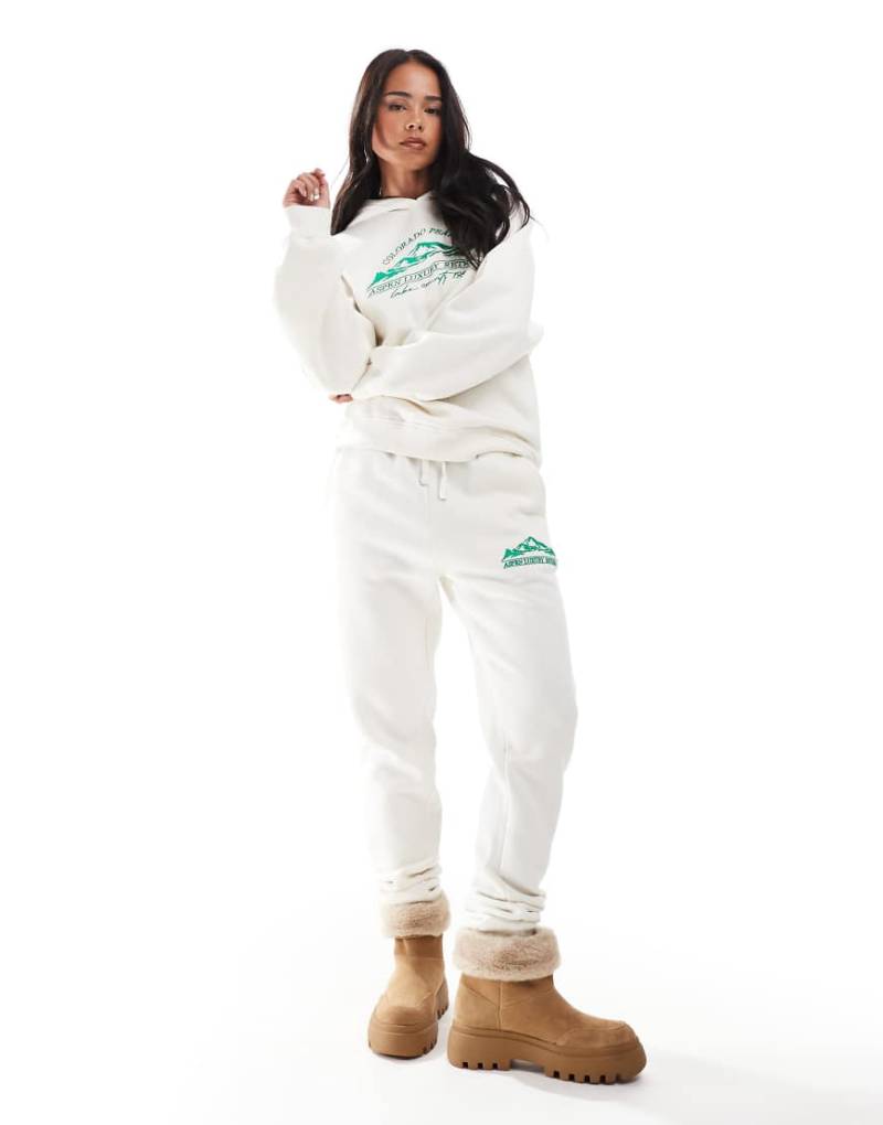 Threadbare - Ski - Trainingsanzug in Ecru mit Oversize-Kapuzenpullover und Jogginghose-Weiß von Threadbare