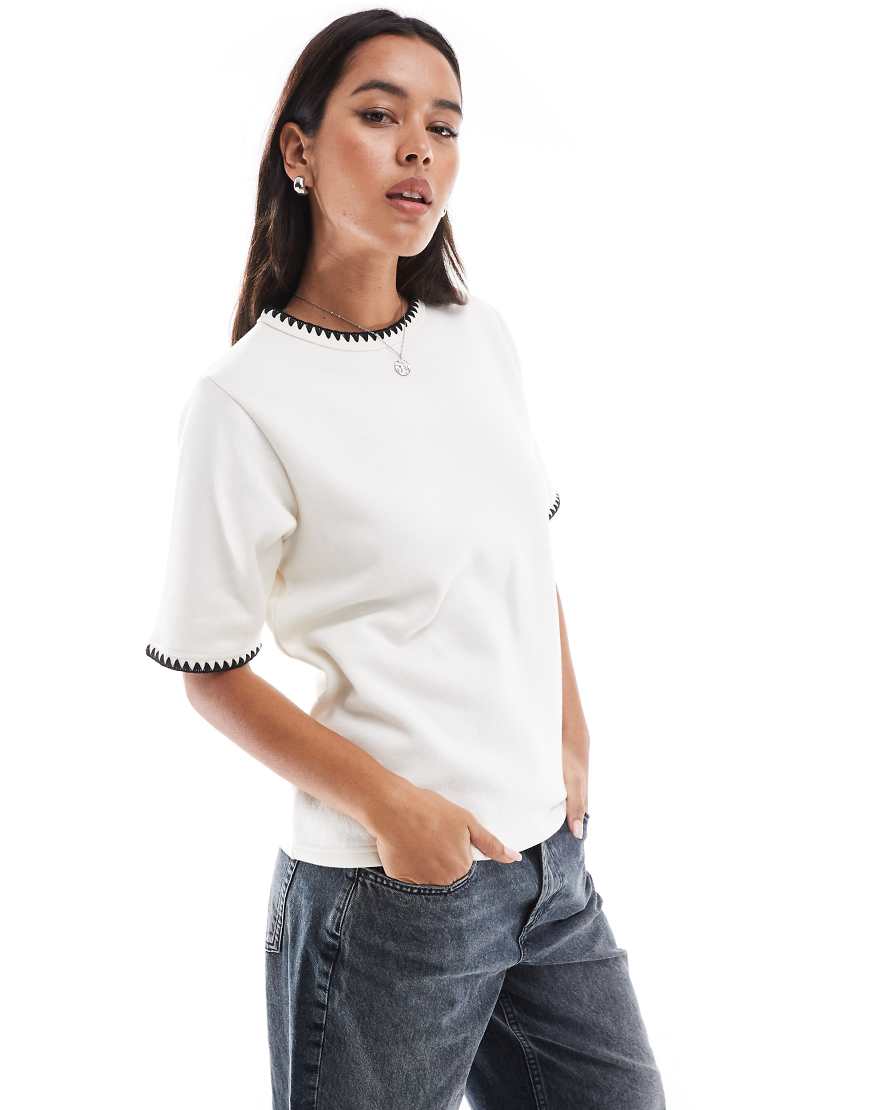Threadbare - Strick-T-Shirt in Weiß mit Zierdetail Threadbare - Strick-T-Shirt in Weiß mit Zierdetail von Threadbare