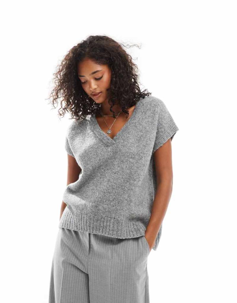 Threadbare - Strick-Trägertop in Grau mit V-Ausschnitt von Threadbare