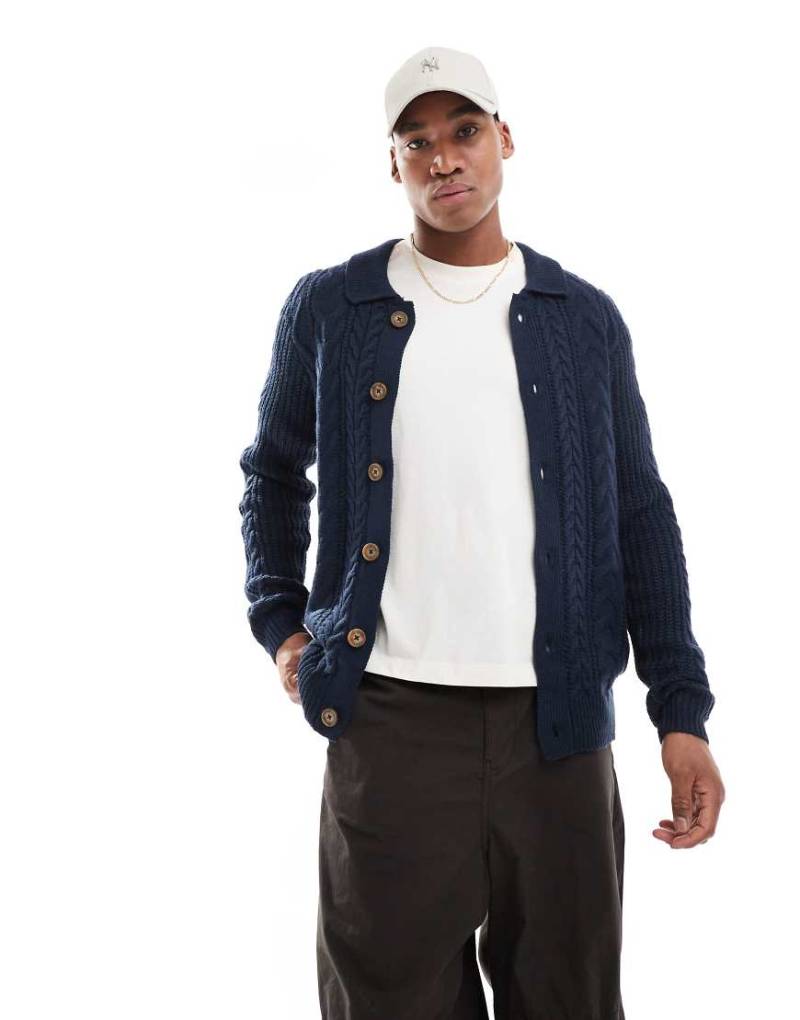 Threadbare - Strickjacke aus grobem Strick in Marineblau mit Zopfmuster von Threadbare