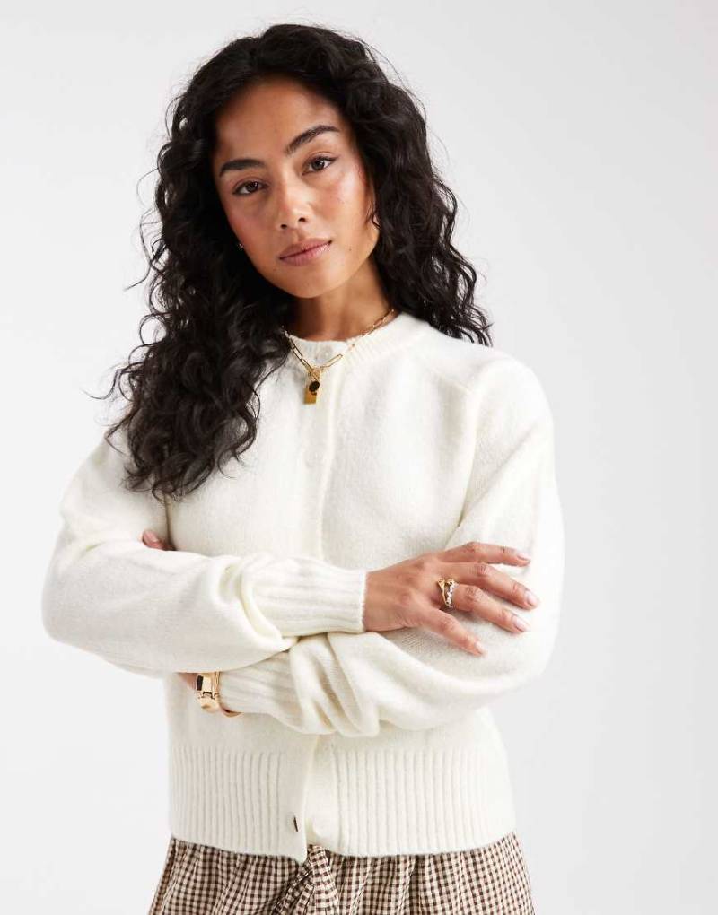 Threadbare - Strickjacke in Cremeweiß mit Rundhalsausschnitt und Knopfleiste von Threadbare