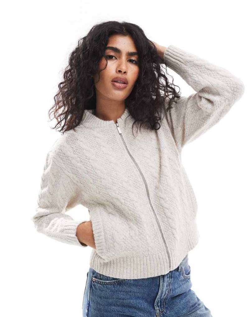 Threadbare - Strickjacke in Ecru mit Zopfmuster und Reißverschluss-Weiß von Threadbare