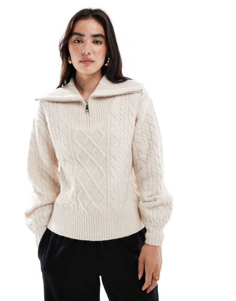 Threadbare - Strickpullover in Ecru mit Zopfmuster, Kragen und kurzem Reißverschluss-Weiß von Threadbare