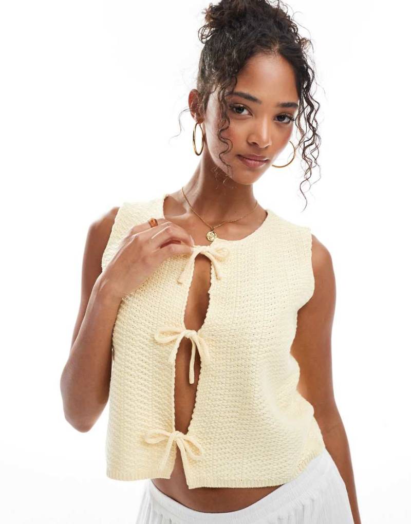 Threadbare - Strickweste in Buttergelb mit gebundener Vorderseite von Threadbare