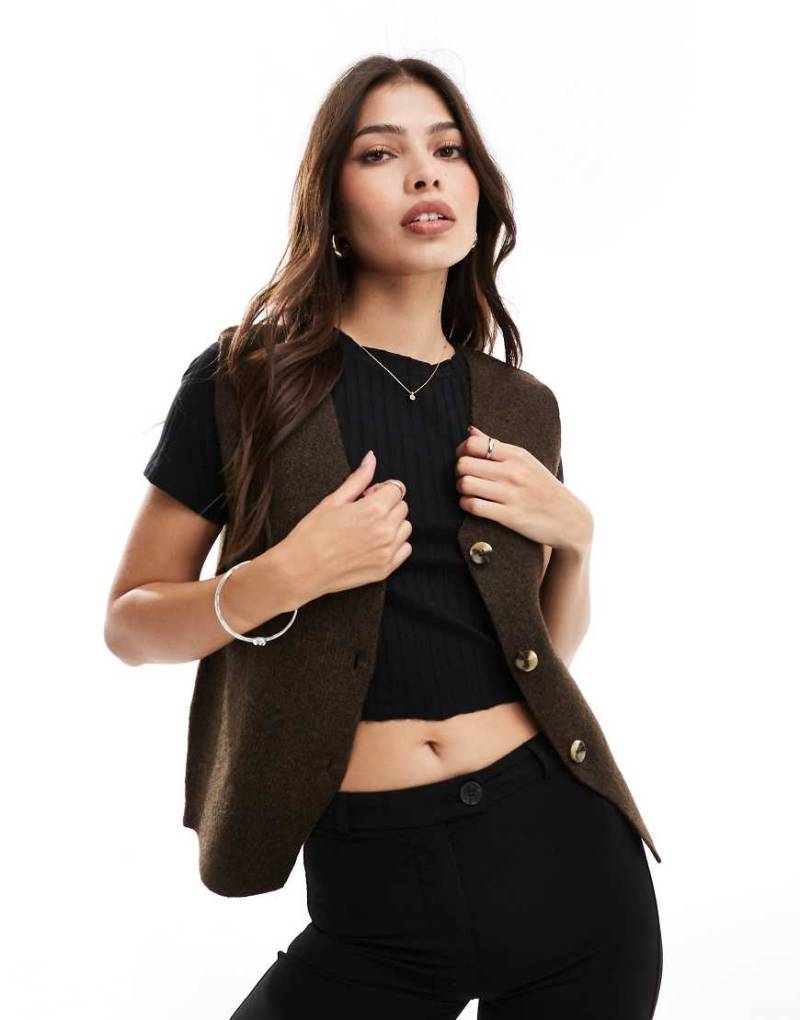 Threadbare - Strickweste in Hellbraun mit V-Ausschnitt und Knopfleiste von Threadbare