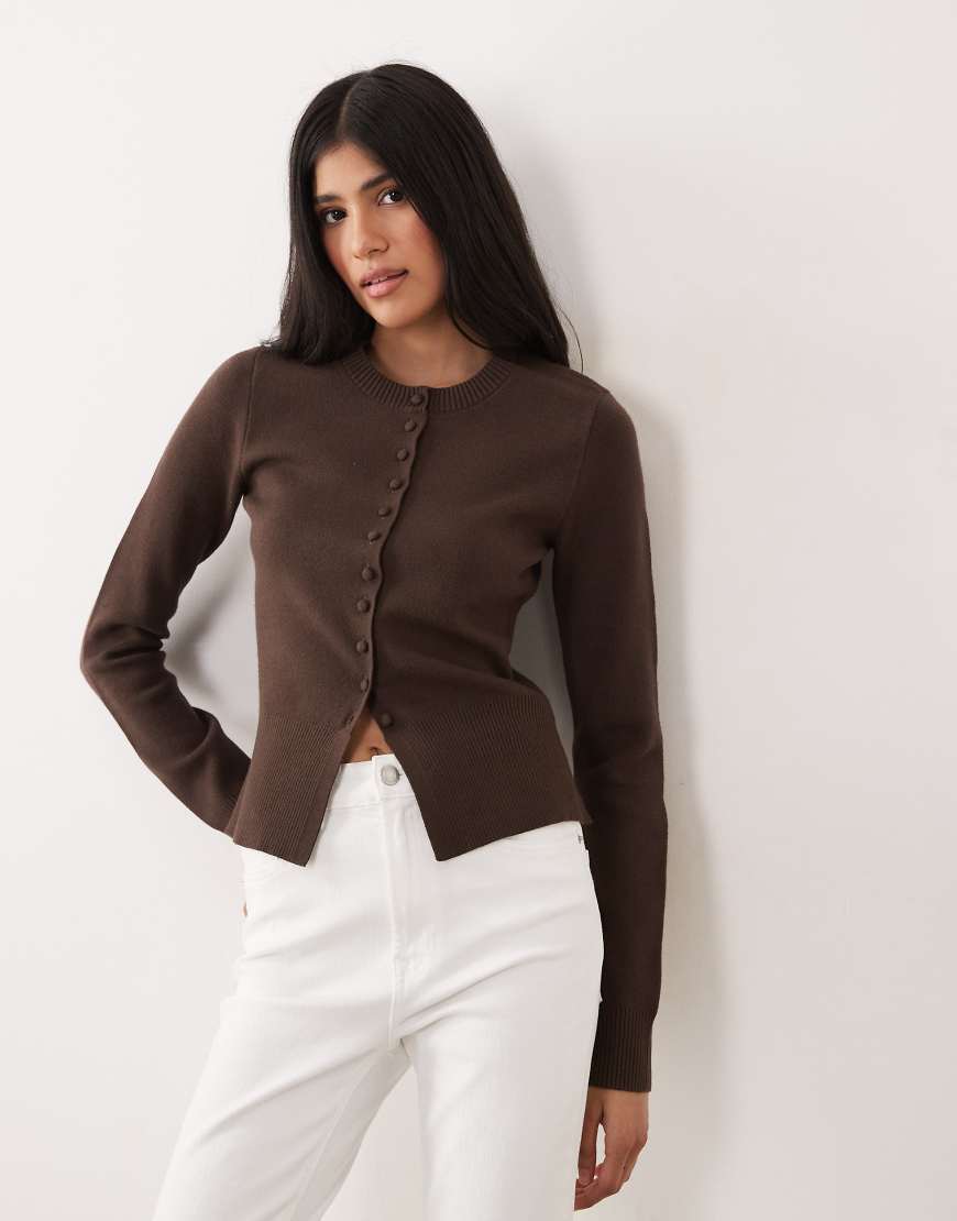 Threadbare - Taillierte Strickjacke in Braun mit Rundhalsausschnitt von Threadbare