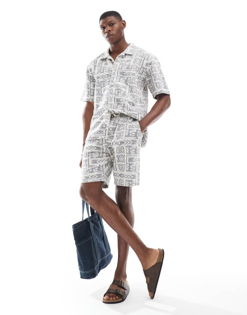 Threadbare - Texturierte Shorts in Ecru mit Ethnoprint, Kombiteil-Marineblau von Threadbare
