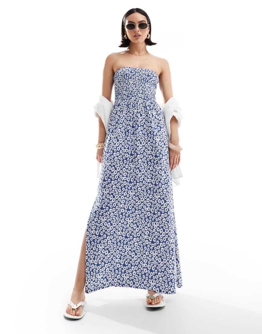 Threadbare - Trägerloses Midikleid in Blau mit Blumenmuster und geraffter Brustpartie Threadbare - Trägerloses Midikleid in Blau mit Blumenmuster und geraffter Brustpartie von Threadbare