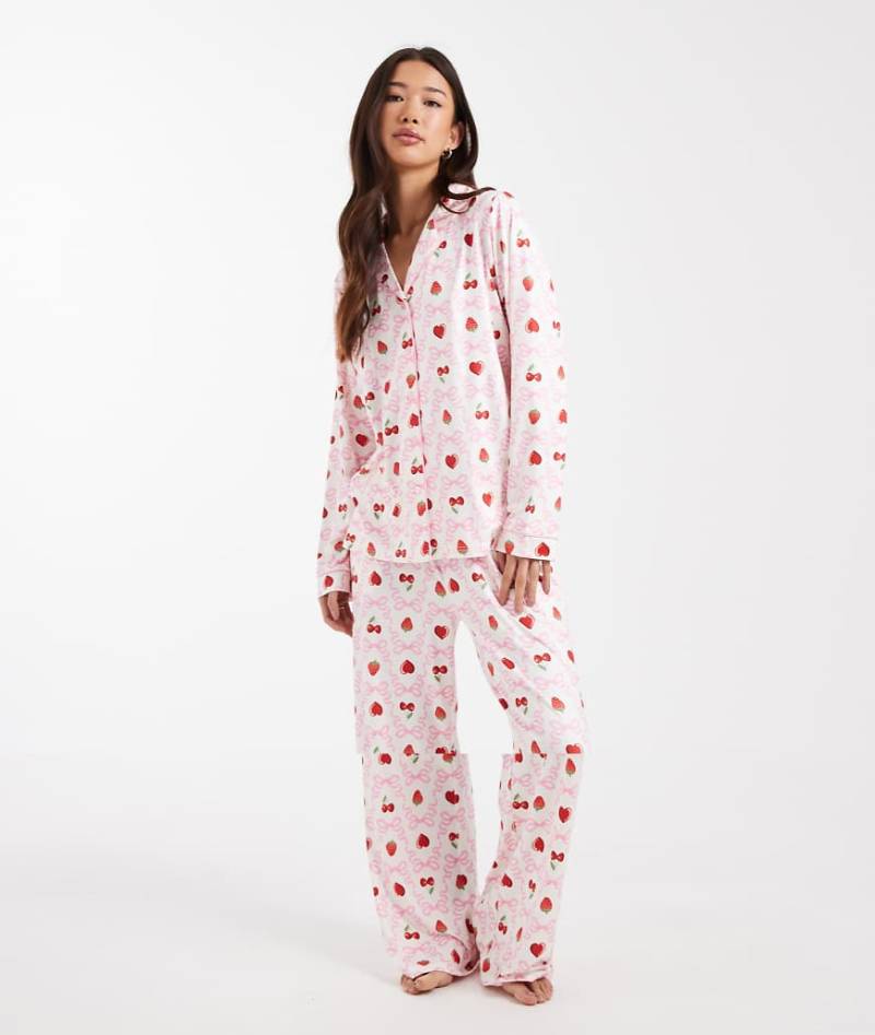 Threadbare - Valentinstag - Superweicher Pyjama in Weiß mit rotem Erdbeermuster und Knopfleiste-Rosa von Threadbare