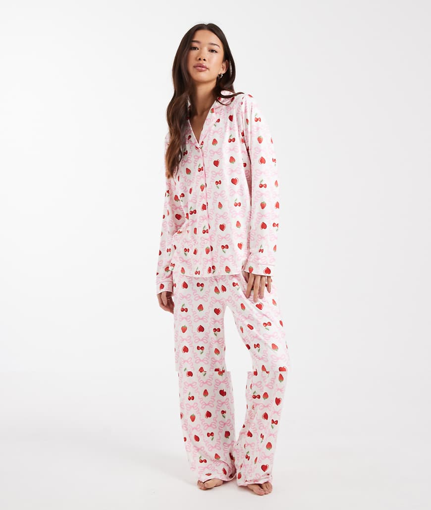 Threadbare - Valentinstag - Superweicher Pyjama in Weiß mit rotem Erdbeermuster und Knopfleiste-Rosa von Threadbare
